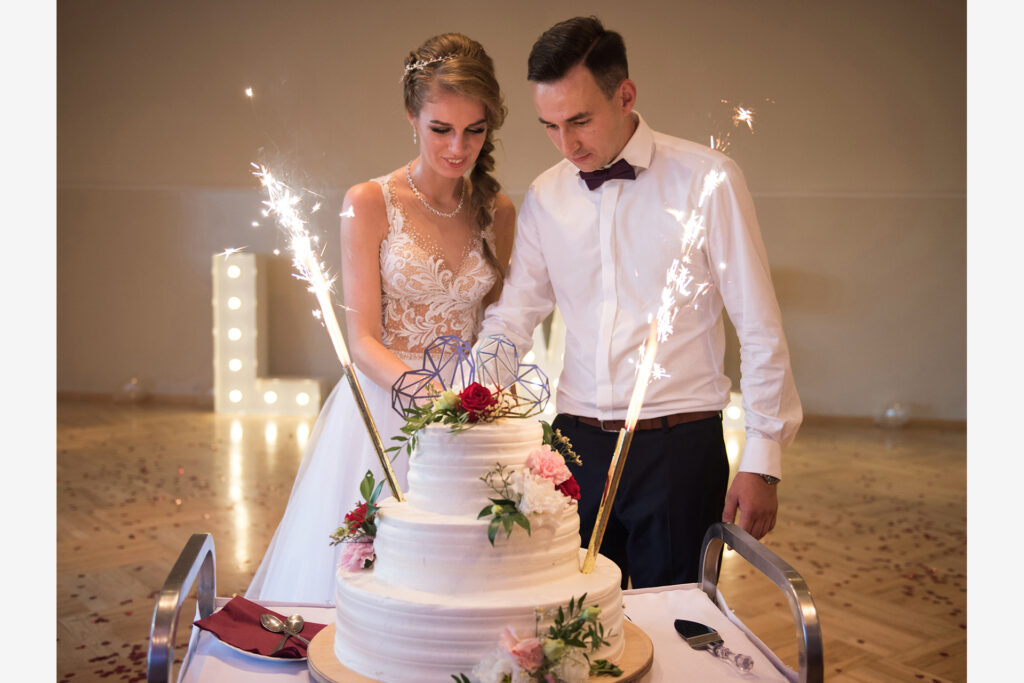 Wesele, Para młoda kroi tort weselny, fotograf ślubny