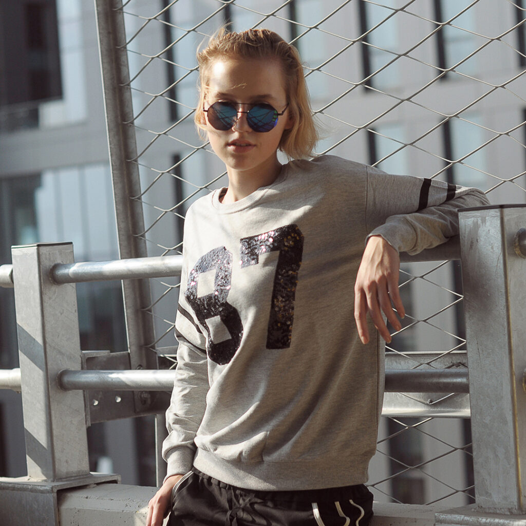 Naturalna sesja zdjęciowa streetstyle w plenerze