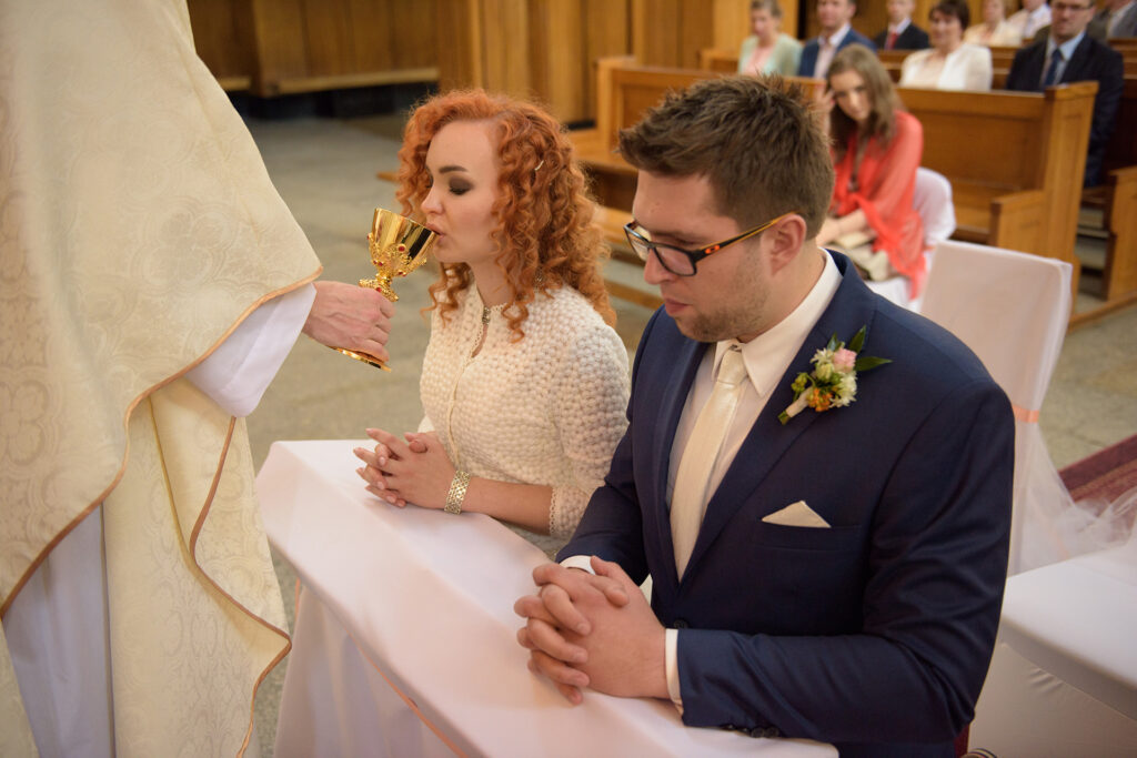 Ślub w Tarnowie, Para młoda przed ołtarzem, Fotograf ślubny