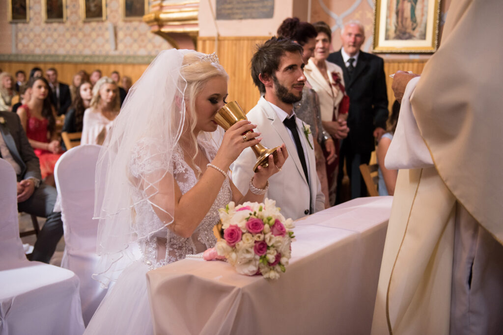 Fotografia ślubna, Para młoda przed ołtarzem
