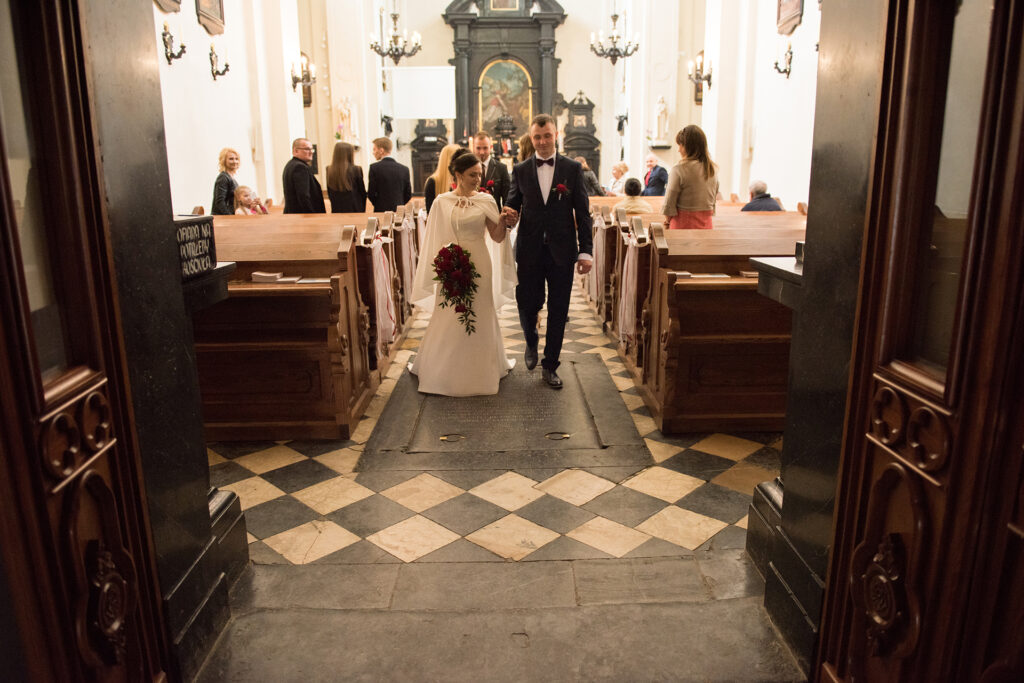 Wyjście Pary młodej z Sanktuarium w Czernej, fotograf ślubny