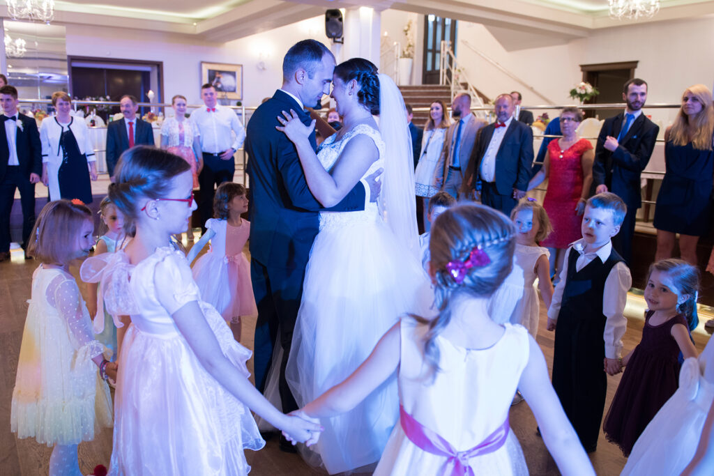 Pierwszy taniec pary młodej, wesele w hotelu Victoria w Olkuszu, fotograf ślubny