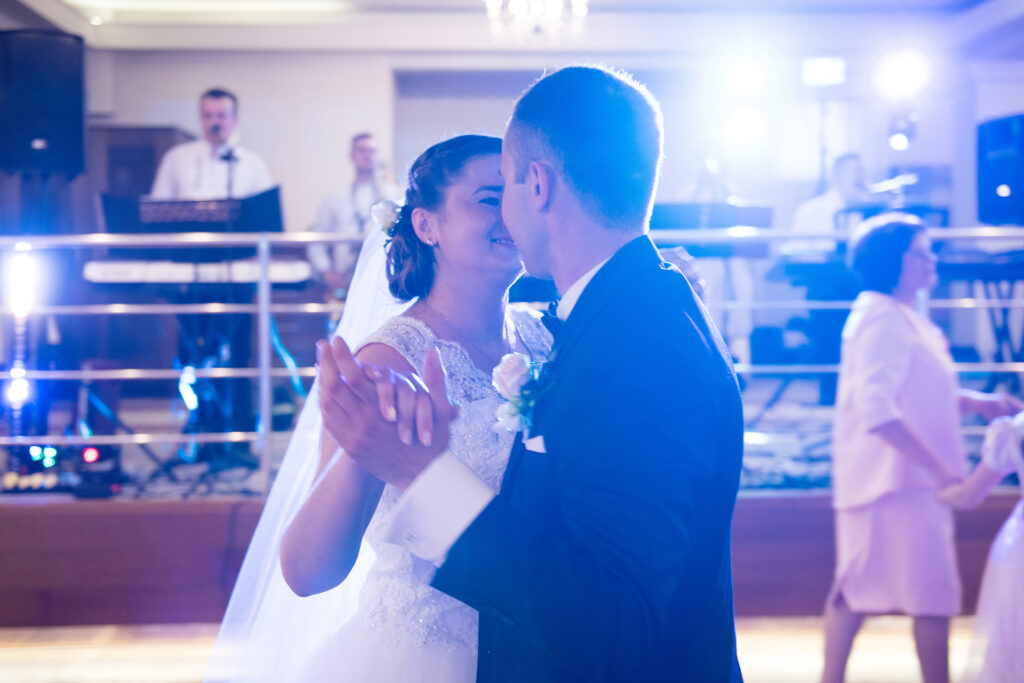 Taniec pary młodej, wesele w hotelu Victoria w Olkuszu, fotograf ślubny