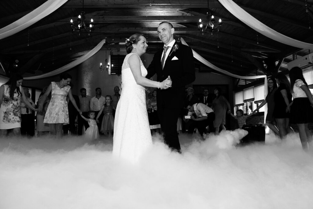 Pierwszy taniec pary młodej w kłębach dymu, fotograf ślubny