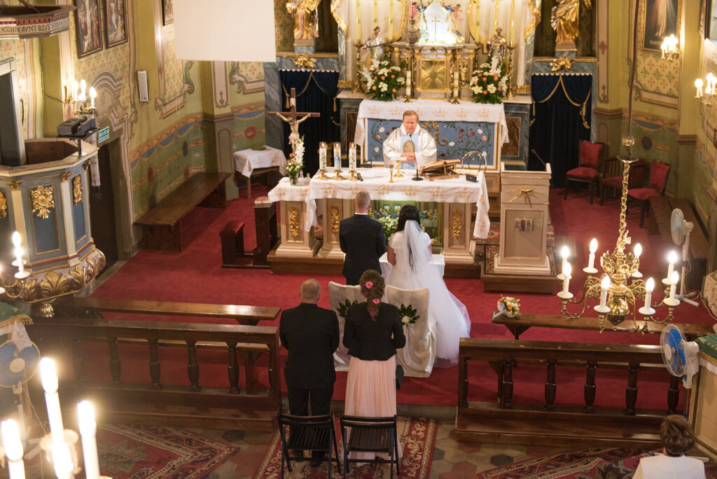 Fotografia ślubna, Para młoda przed ołtarzem
