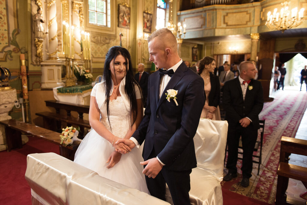 Fotografia ślubna, Para młoda przed ołtarzem