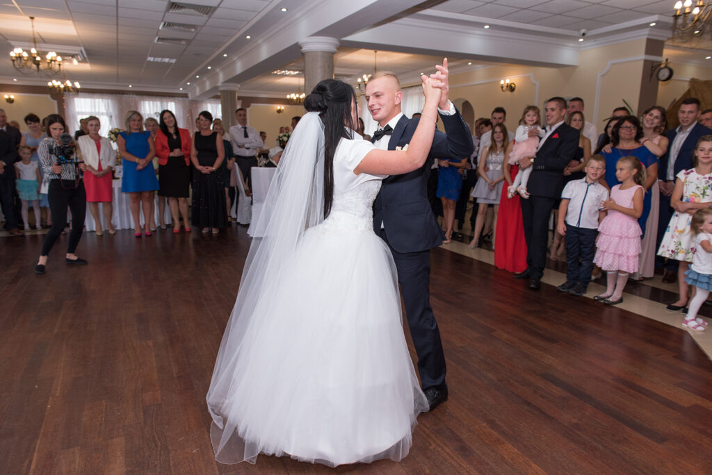 Pierwszy taniec pary młodej, Sala Bankietowa Santorini, Trąbki, fotograf ślubny