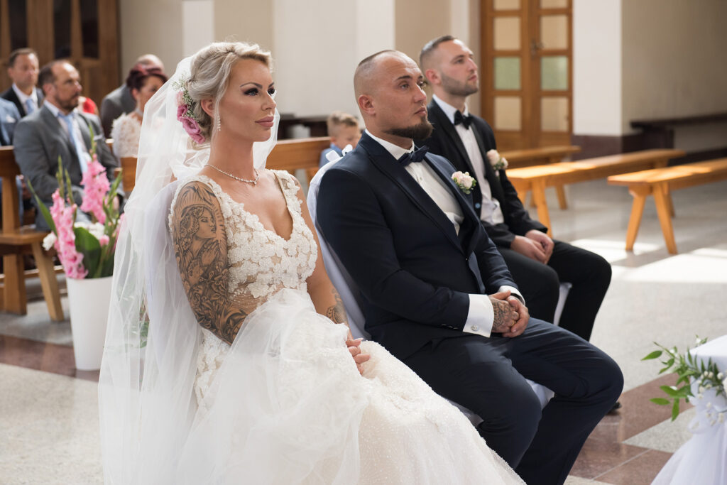 Ślub w Szczyrku, Para młoda przed ołtarzem, fotograf ślubny