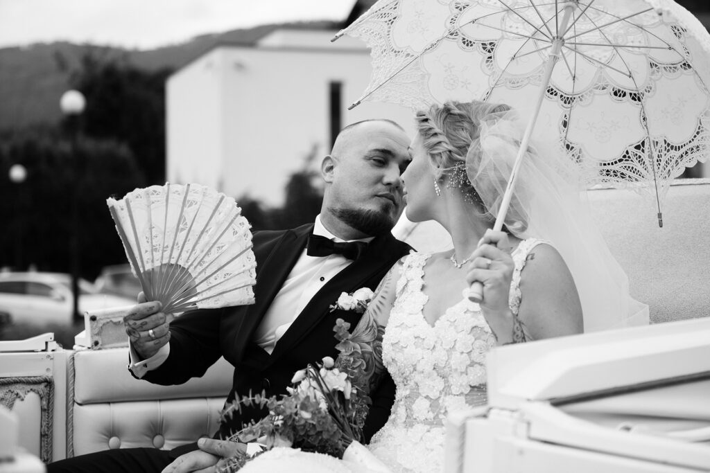 Młoda para w ślubnej karecie z odkrytym dachem - Mini sesja plenerowa w dniu ślubu, fotograf ślubny