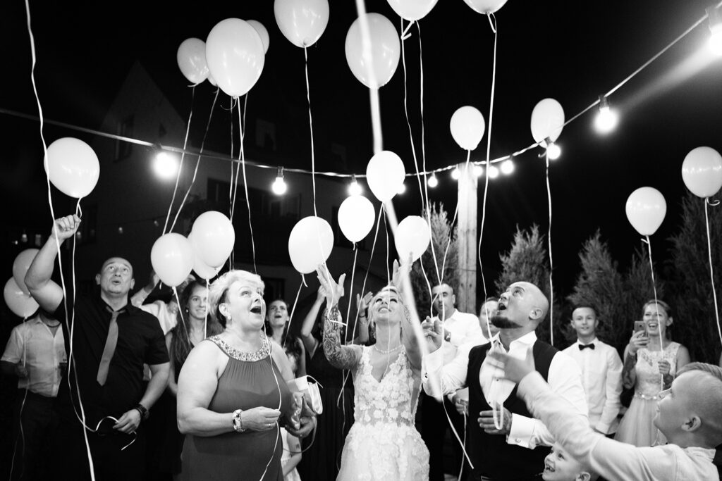 Wesele w Szczyrku, start baloników do nieba, fotograf ślubny