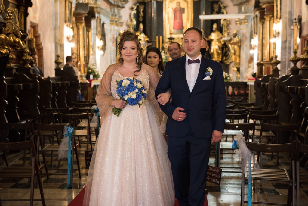 Wyjście pary młodej z kościoła św. Mikołaja w Krakowie, fotograf ślubny