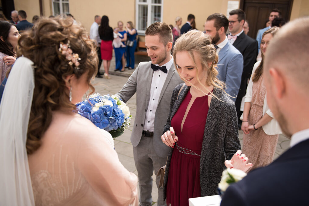 Życzenia ślubne przed kościołem św. Mikołaja w Krakowie, fotograf ślubny