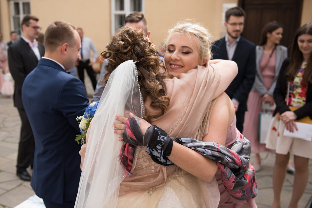 Życzenia ślubne przed kościołem św. Mikołaja w Krakowie, fotograf ślubny