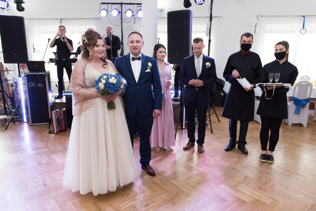 Wesele, Powitanie pary młodej w sali weselnej, fotograf ślubny