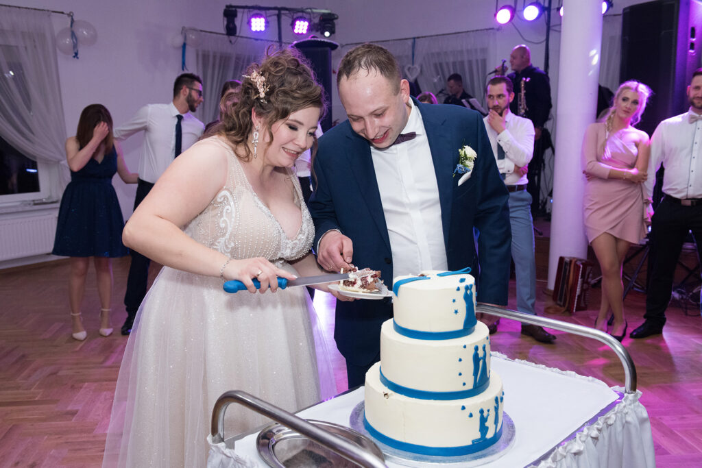 Wesele, Para młoda kroi tort weselny, fotograf ślubny